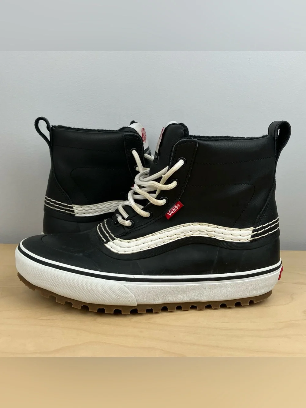 Vans Men’s Size 9.5 Standard Mid Snow MTE Black & White Waterproof Sneaker Boots